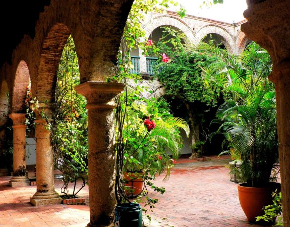 67- Cour du couvent de la Popa 